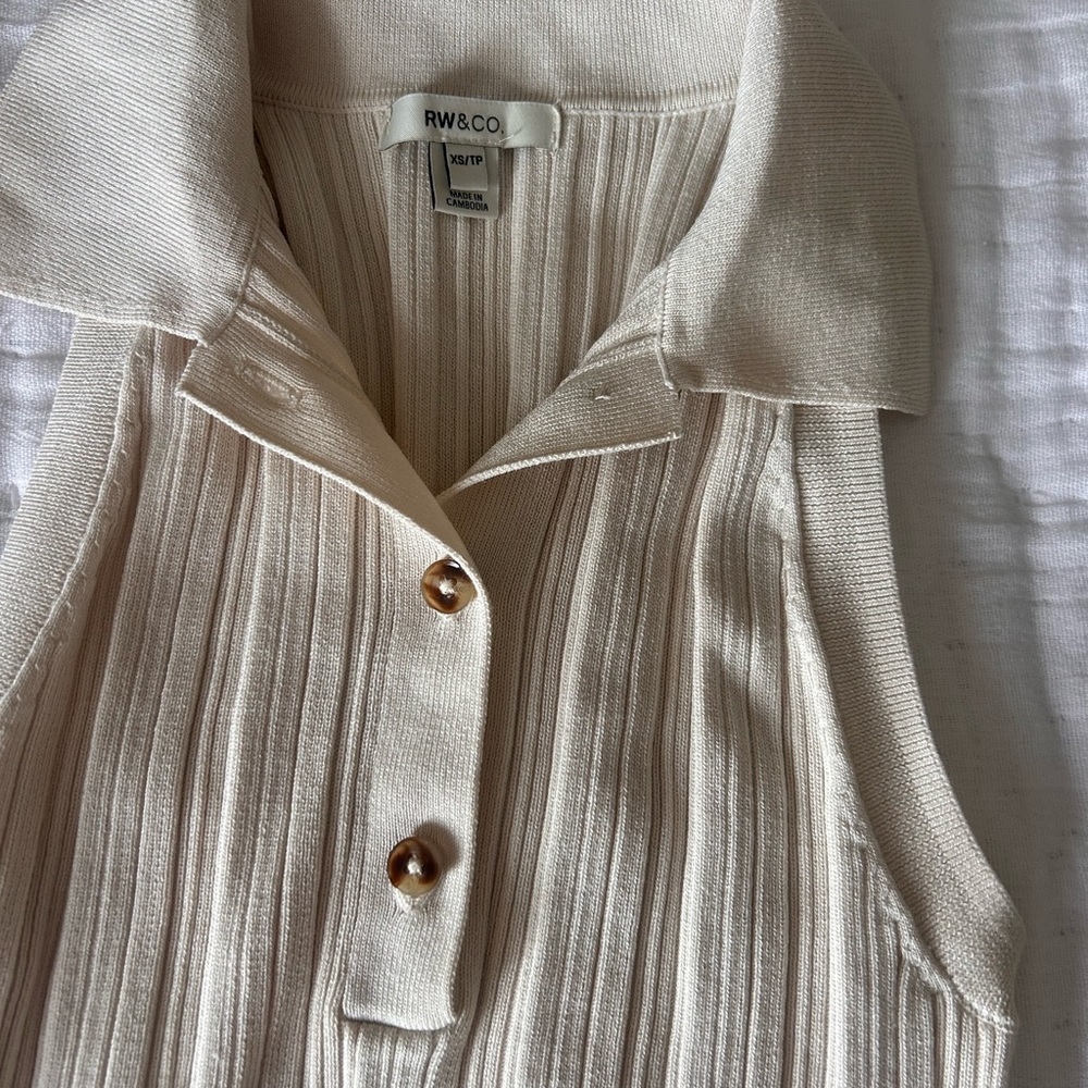 RW&CO. Cream Sleeveless Ribbed Top